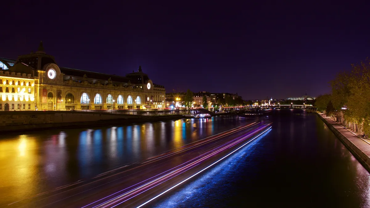 Fêter son anniversaire sur une péniche à Paris : le guide complet